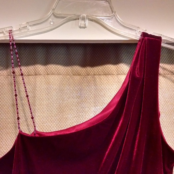 NWT Rimini by Shaw one shoulder garnet gown - Picture 2 of 7